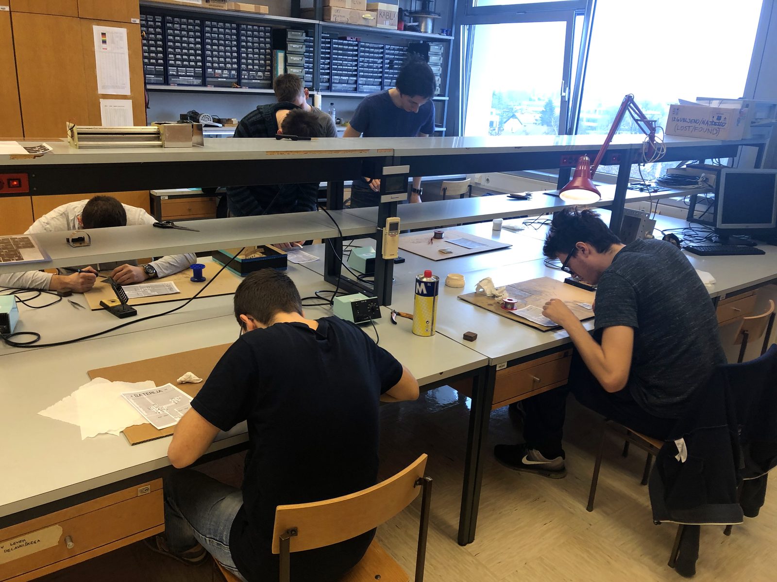 Praktična izdelava prototipov elektronskih vezij